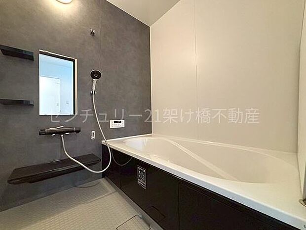 【浴室】浴室乾燥暖房機付きです。雨の日の洗濯物の乾燥やヒートショック対策としてもお使い頂けます。