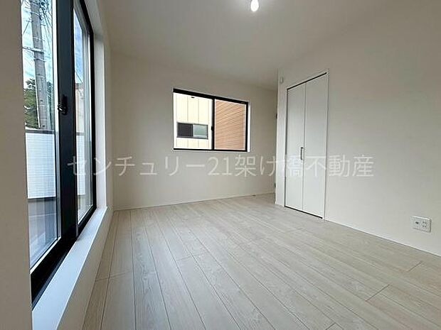 【洋室 6.5帖】バルコニーに面した洋室は明るく過ごしやすい空間◎