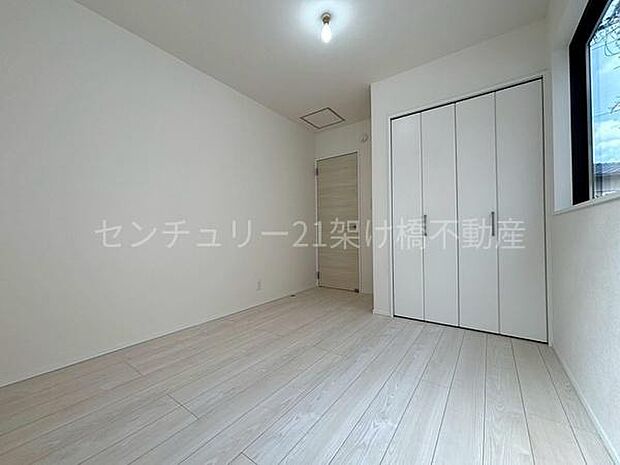 【洋室 5.4帖】南向きの洋室は明るく過ごしやすい空間◎