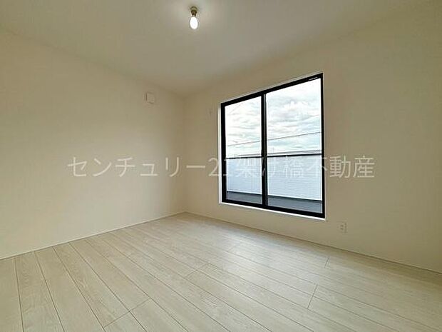 【洋室 6.5帖】白を基調とした清潔感溢れる空間♪