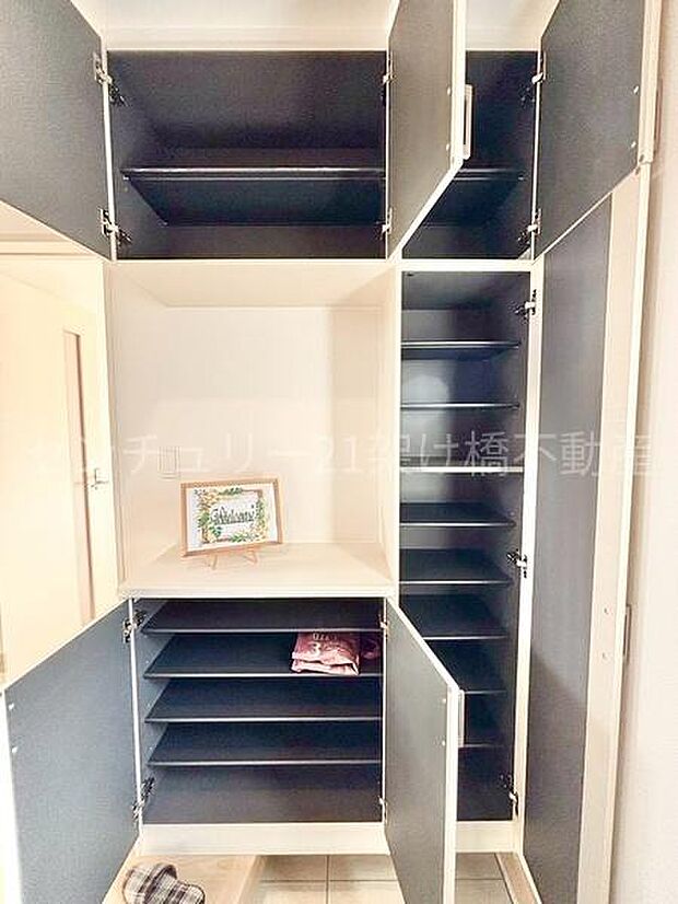 【玄関】飾り棚つきシューズボックス♪採光面があり、明るい玄関です。