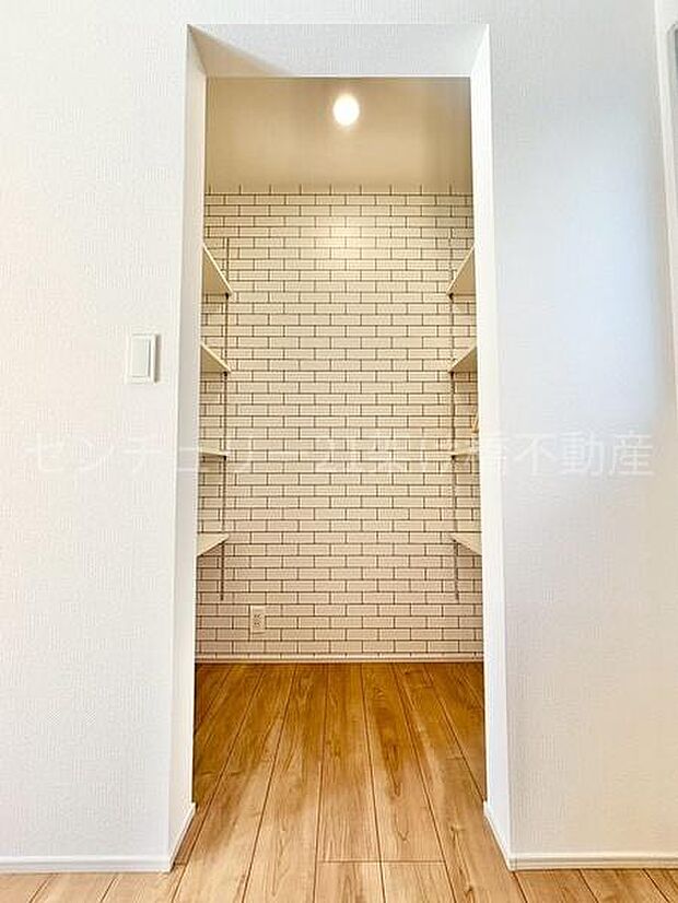 【パントリー】食器や調理器具等が片付く可動棚付きパントリー♪