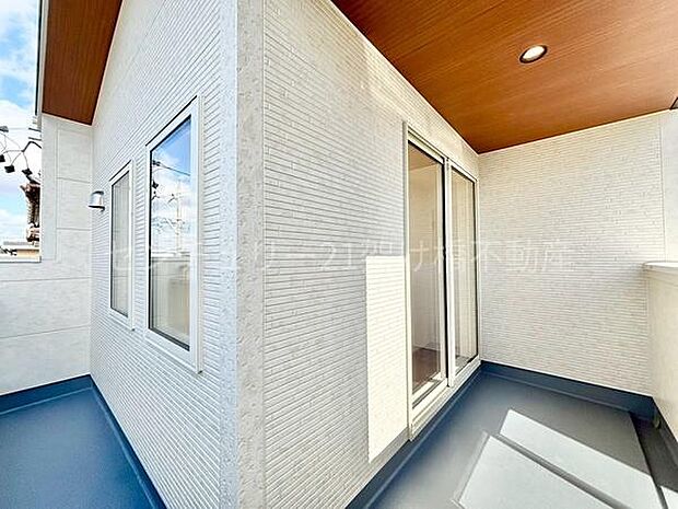 【バルコニー】Ｌ字型のバルコニーは室内にたっぷり光を届けてくれます◎