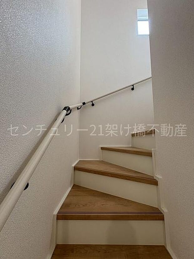 手すり付きの階段は小さなお子様やお年寄りのいるご家庭にも安心です♪