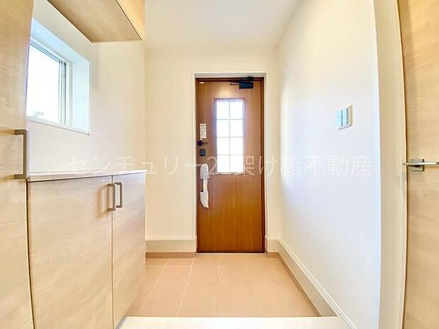 【玄関】飾り棚つきシューズボックス♪採光面があり、明るい玄関です。