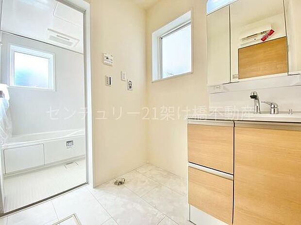 【洗面所】三面鏡の独立洗面台となっております。ストックなどを収納するのに便利な収納あり◎