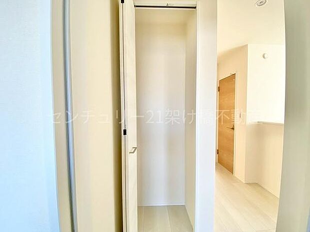 【2階　廊下　収納スペース】