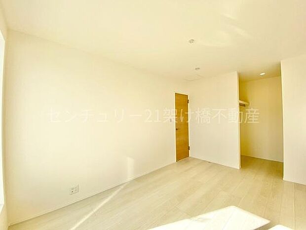 【2階　洋室　6.75帖】広々としたこちらの洋室は主寝室におすすめ！ウォークインクローゼット付き！