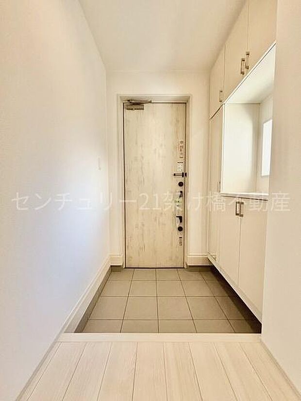 【玄関】飾り棚つきシューズボックス♪採光面があり、明るい玄関です。