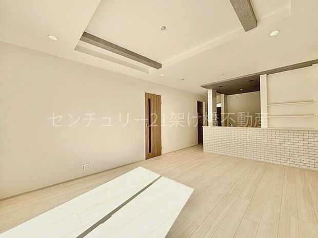 【ＬＤＫ 18帖】人気の縦型ＬＤＫ♪お洒落な梁見せ天井・レンガ調クロス♪便利な収納棚つき！