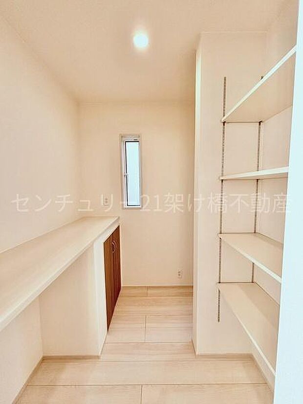 【パントリー】可動棚・カウンター付きでたっぷり収納&ちょっとした作業場にも◎奥には勝手口があり、荷物の搬入も楽々♪