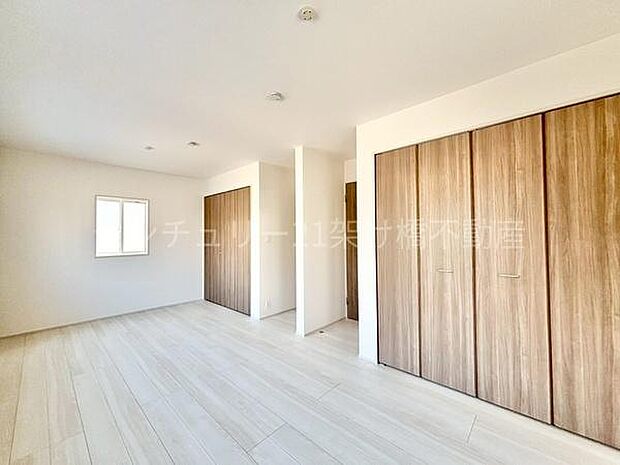 【9帖　洋室】別角度クローゼットも2つございます◎