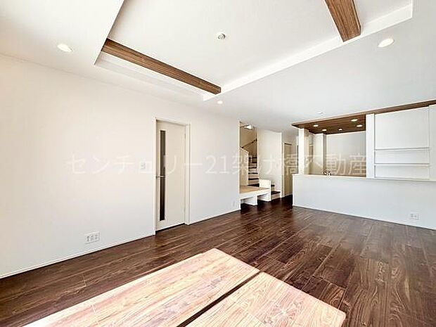 【ＬＤＫ 20.5帖】南向きで明るく、開放感あるリビングです♪2.5帖のマルチスキップタタミコーナー付き◎