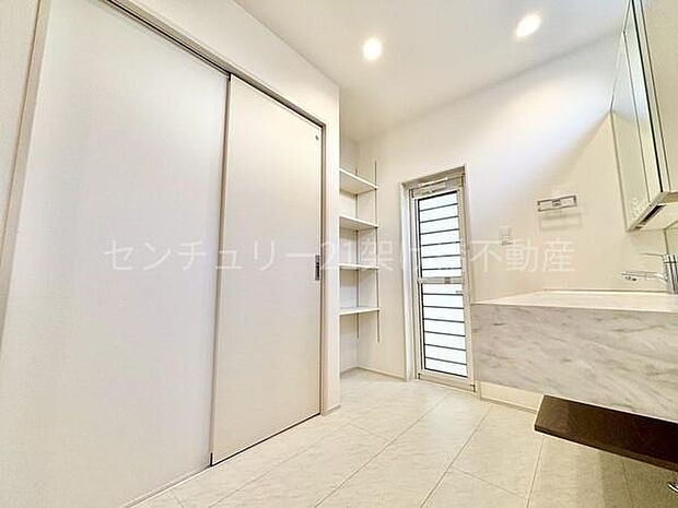 【洗面所】便利な勝手口付き！