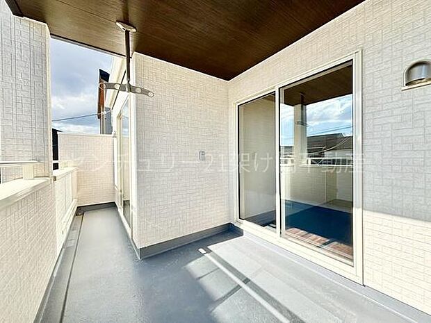 【南向きバルコニー】雨の日も安心なインナーバルコニーです。お洗濯だけでなくご家族の憩いの空間にも◎