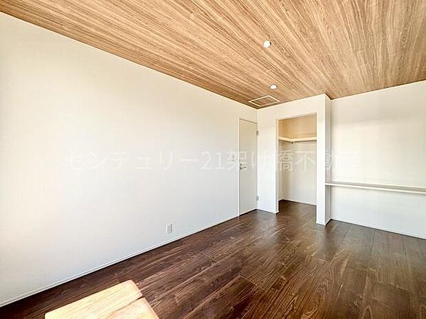 【洋室　7.125帖】カウンター付きの広々洋室は、主寝室におすすめ♪大容量ウォークインクローゼット付き◎