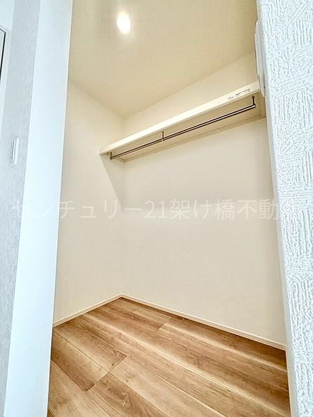 【2階 洋室 9.5帖】ウォークインクローゼット季節物の収納も安心です◎