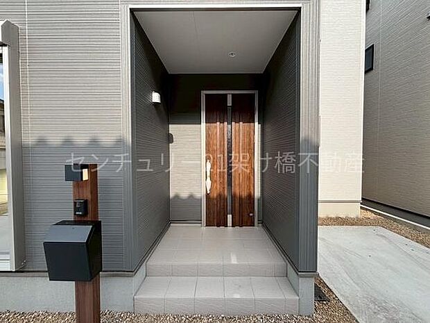 【玄関】屋根付きで雨の日にも安心です◎