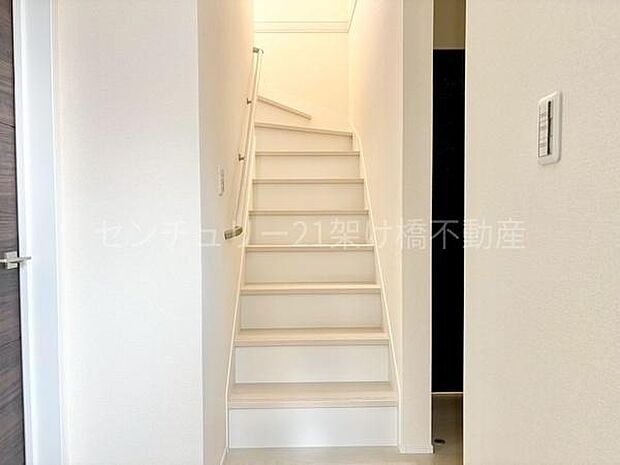 手すり付きの階段は小さなお子様やお年寄りのいるご家庭にも安心です♪