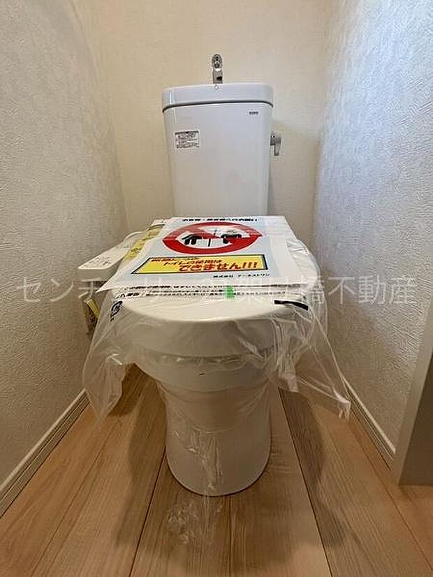 【1階 トイレ】衛生的な温水洗浄便座で快適にお使いいただけます。