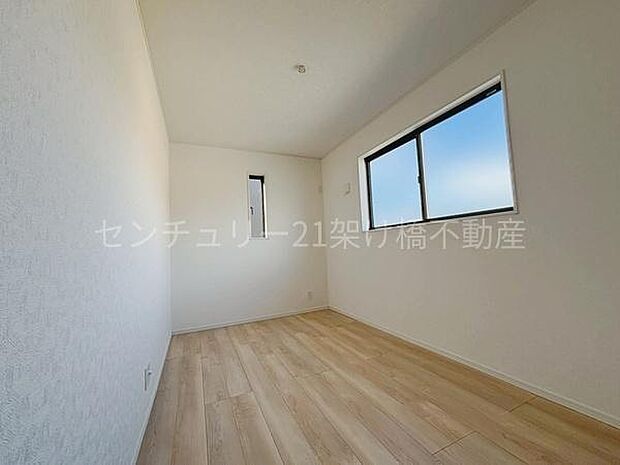 【洋室　5.5帖】インテリアの映える白い洋室。