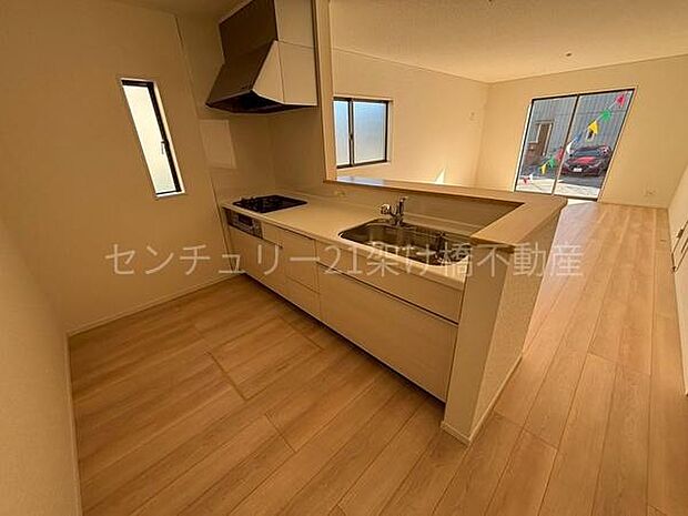 【対面式システムキッチン】三口コンロ、グリル、浄水器付きシンクでお料理が捗ります♪