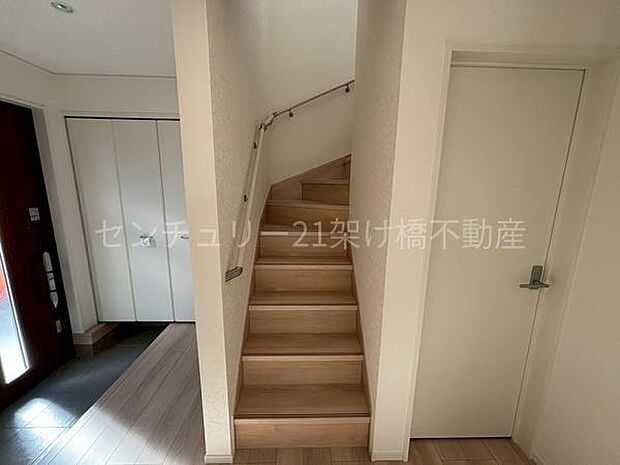 【階段】手すり付きの階段は小さなお子様やお年寄りのいるご家庭にも安心です♪