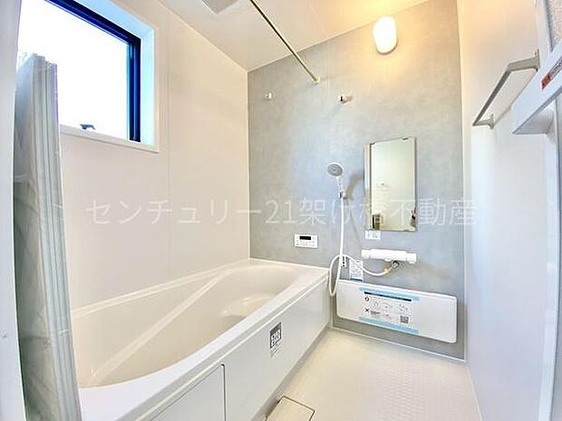 【浴室】浴室乾燥暖房機付きです。雨の日の洗濯物の乾燥やヒートショック対策としてもお使い頂けます。