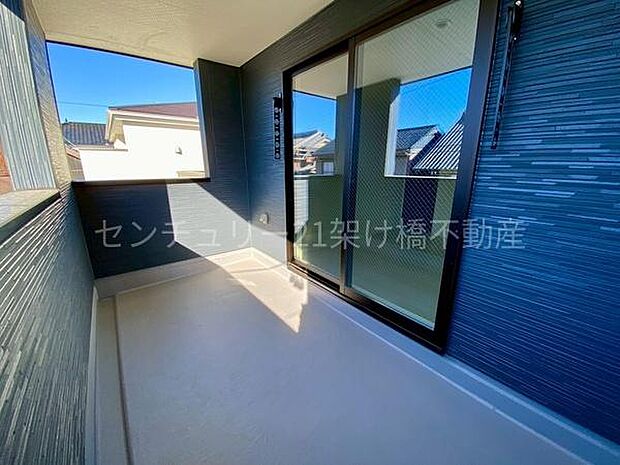 【バルコニー1】広々としたインナーバルコニーは、お洗濯だけでなく憩いの場としても◎