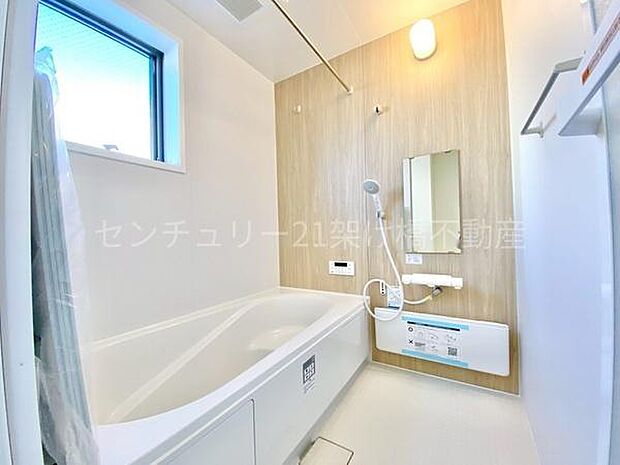 【浴室】浴室乾燥暖房機付きです。雨の日の洗濯物の乾燥やヒートショック対策としてもお使い頂けます。