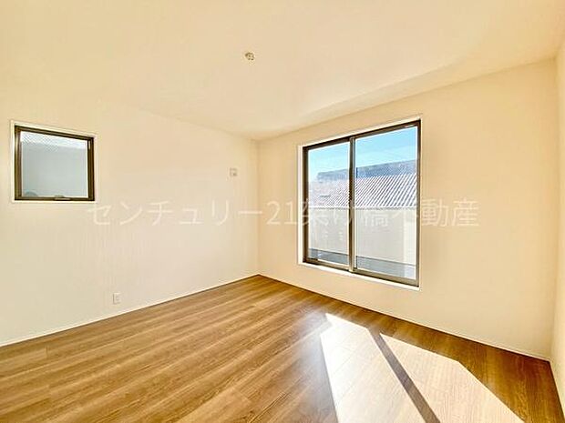 【2階　洋室　7帖】広々としたこちらの洋室は主寝室におすすめ！