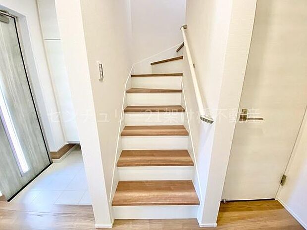 手すり付きの階段は小さなお子様やお年寄りのいるご家庭にも安心です♪