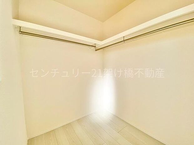 【2階　洋室　9.25帖】ウォークインクローゼット季節物の収納も安心です◎