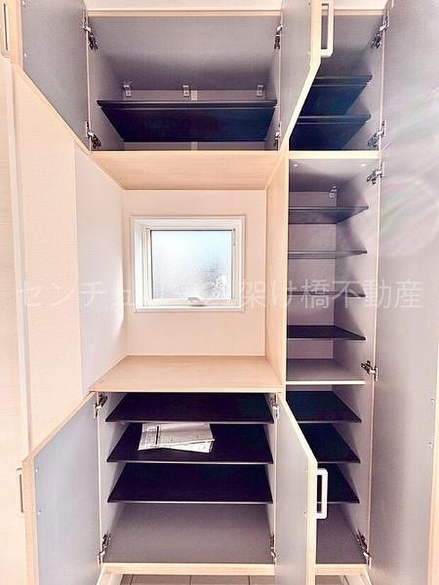 【玄関】飾り棚つきのシューズボックスです♪