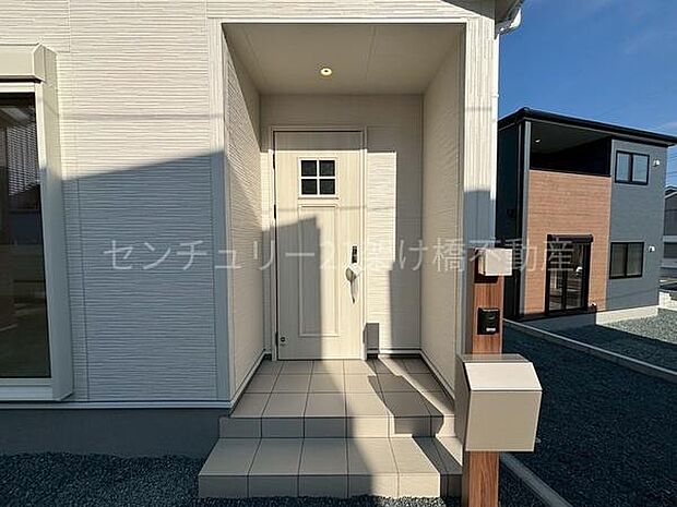 【玄関】屋根付きで雨の日にも安心です◎