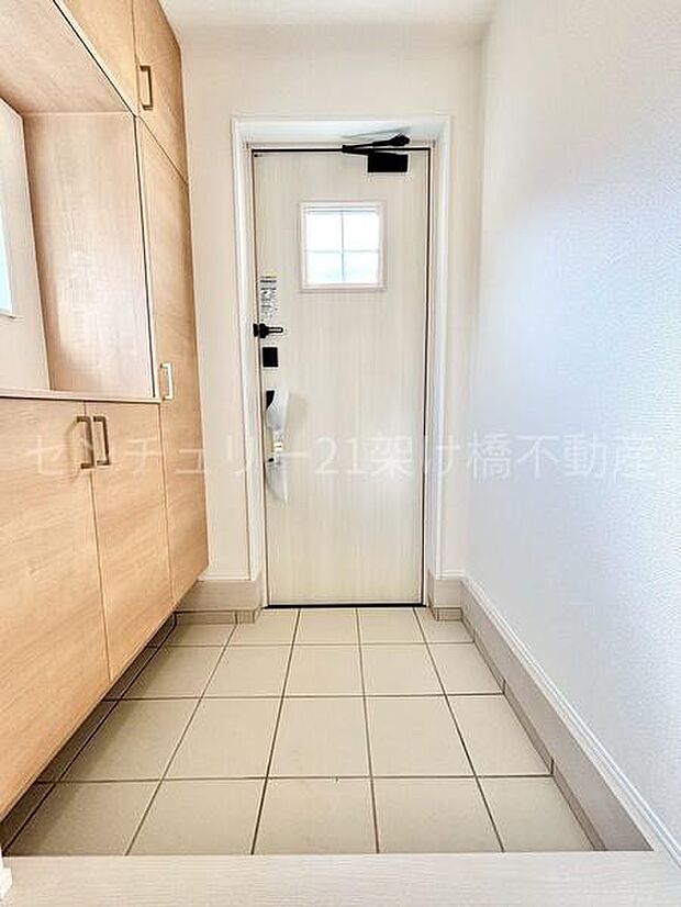 【玄関】飾り棚つきのシューズボックスです♪