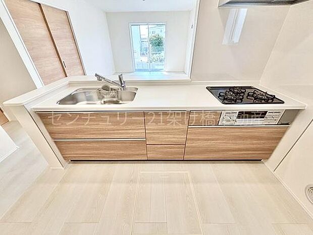 【キッチン】清潔感のある木目調のシステムキッチン