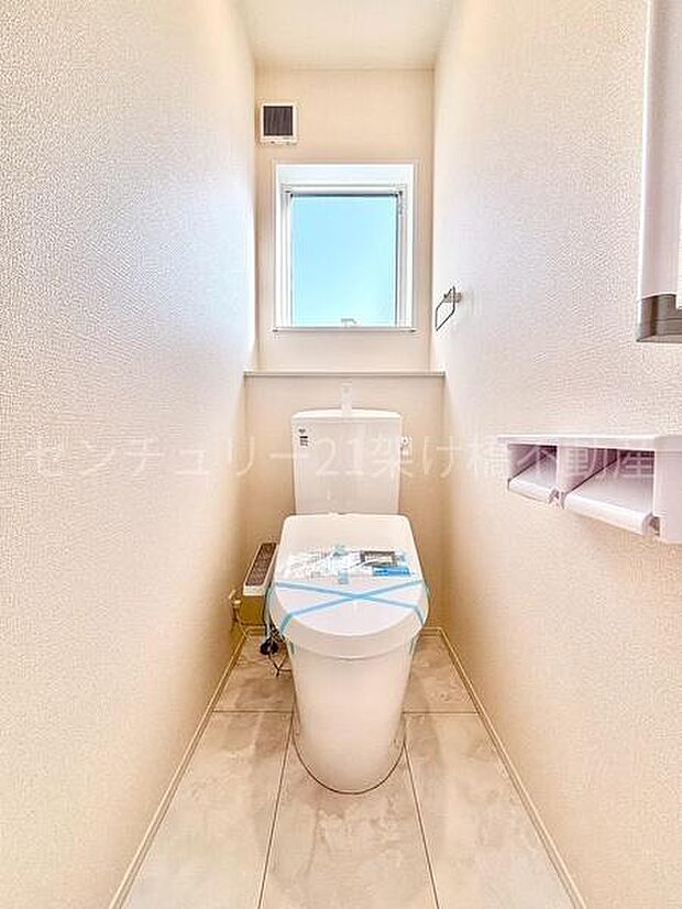 【1階 トイレ】温水洗浄便座で快適にお使いいただけます。