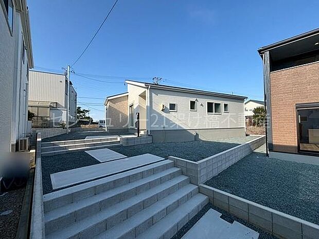 駐車場からみた外観