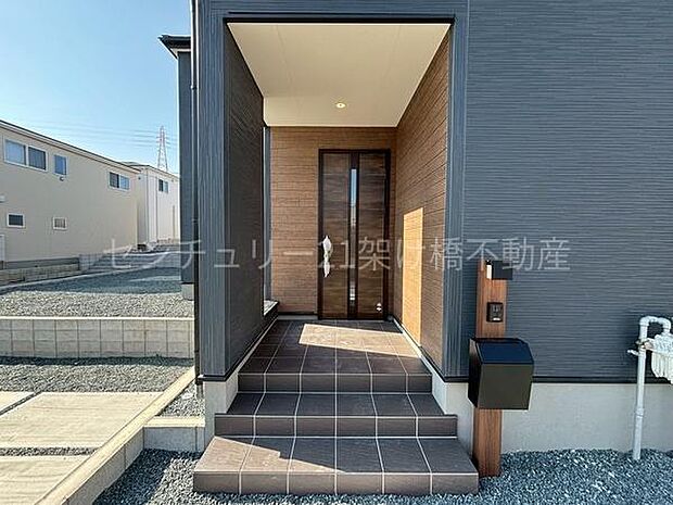 【玄関】屋根付きで雨の日にも安心です◎