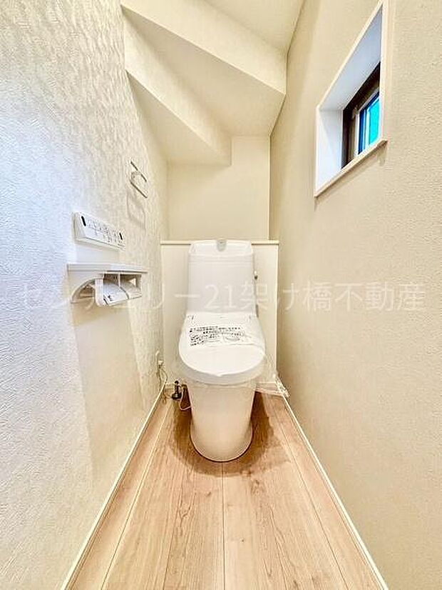 【1階 トイレ】温水洗浄便座で快適にお使いいただけます。