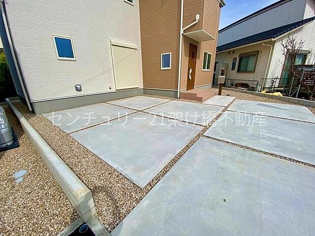 駐車場並列2台可！（但し車種による）広々お庭スペースあり♪