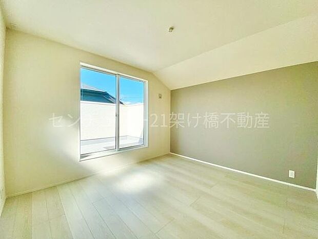 【7.75帖　洋室】アクセントクロスがお洒落なこちらの洋室は、ウォークインクローゼットがあり主寝室におすすめ！