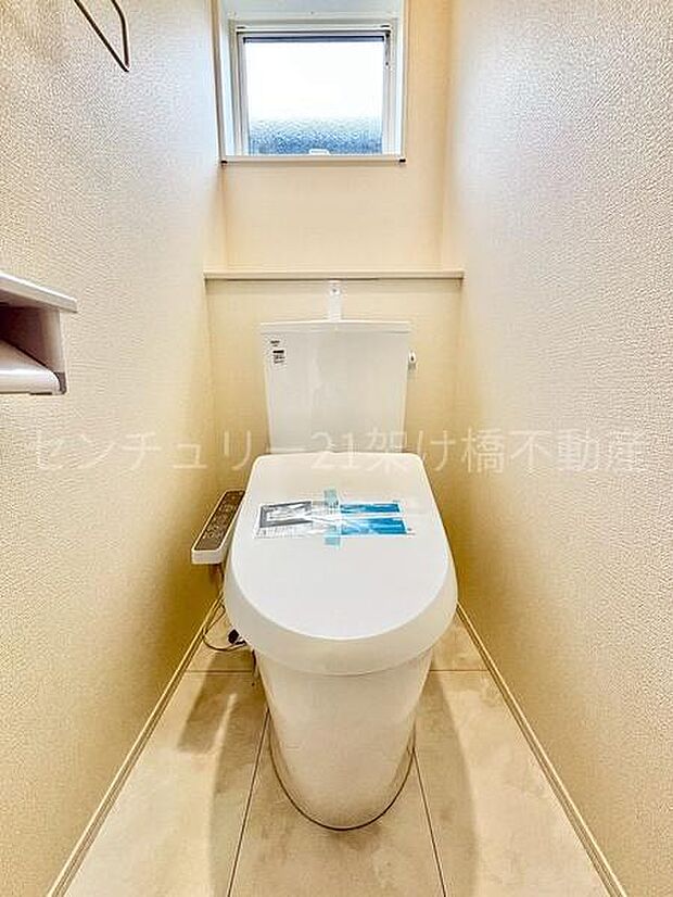 【2階 トイレ】衛生的な温水洗浄便座で快適にお使いいただけます。