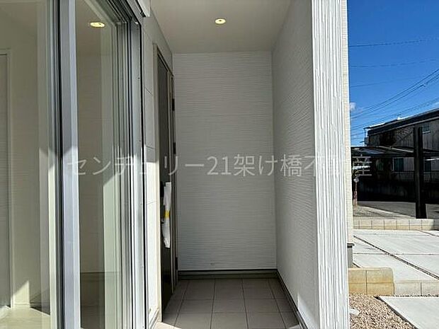 【玄関】屋根付きで雨の日にも安心です◎横幅のある玄関ポーチなので宅配ボックスの設置場所も安心♪