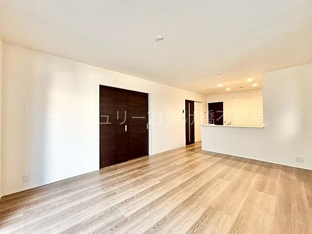 【ＬＤＫ 16帖】隣接する洋室と併せれば20.5帖の大空間！