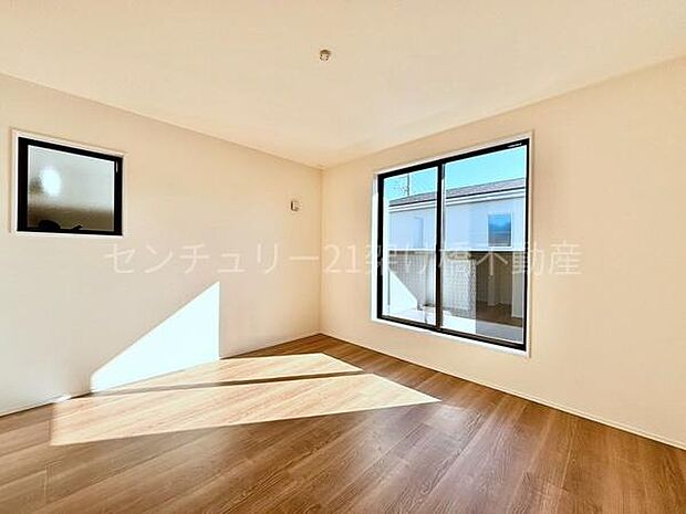 【2階　洋室　7帖】バルコニーに面したこちらの洋室は南向きで明るく、主寝室におすすめ♪