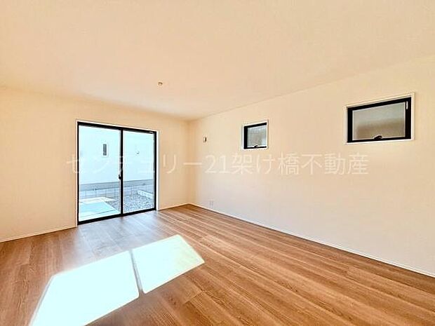 【ＬＤＫ　16帖】別角度南向きで明るいリビング。キッチン横に収納あり♪