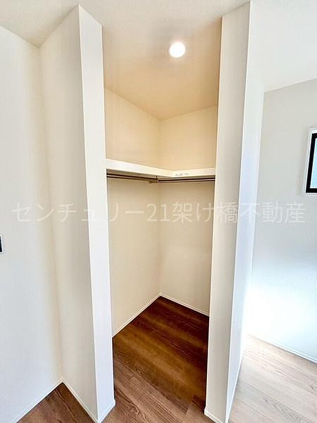 【2階　南側　洋室　5.06帖】ウォークインクローゼット上段棚つきで寝具なども収納可能です。