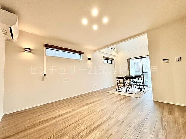 【LDK 20.7帖】吹抜けのある南向きの広々リビングです!隣接する和室を開ければより広々お使いいただけます。